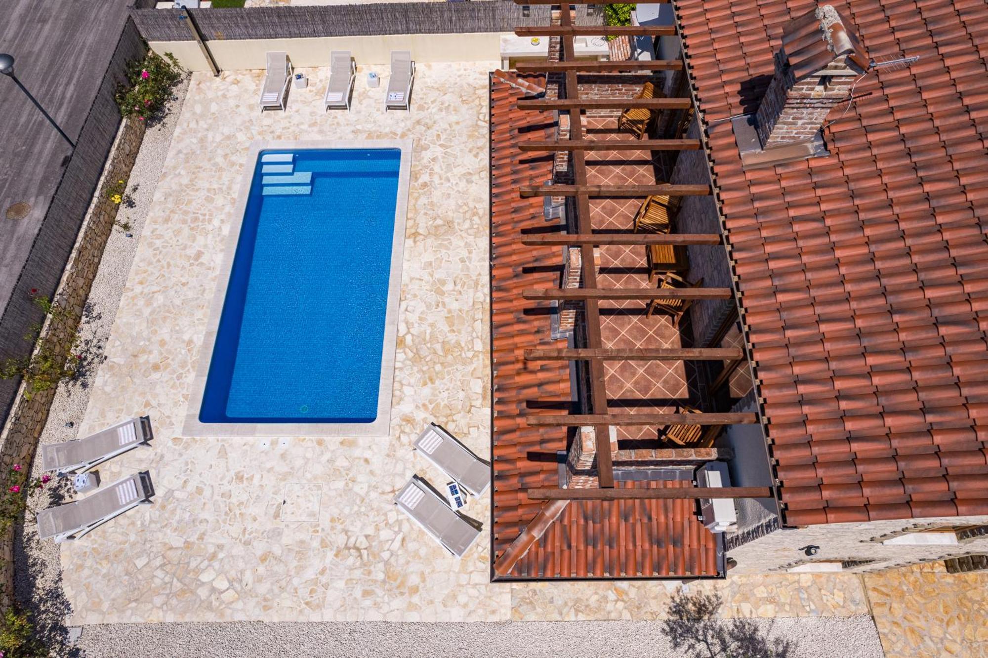 Villa Brioni With Pool By Rentistra Cabrunici Buitenkant foto